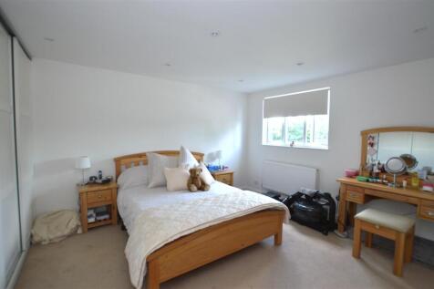 7 Gilpin Cres bed 1a.JPG