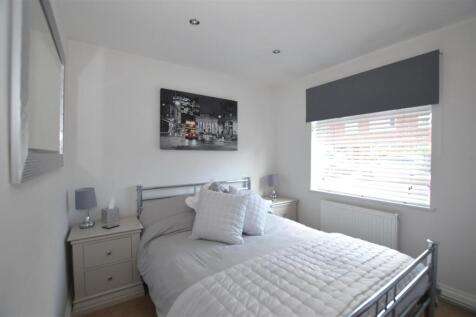 7 Gilpin Cres bed 3a.JPG