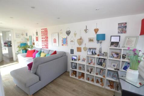 7 Gilpin Cres sitting room 2.JPG