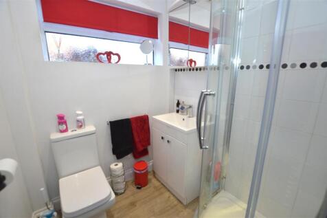 7 Gilpin Cres shower.JPG