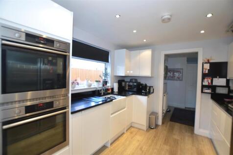 7 Gilpin Cres kit c.JPG
