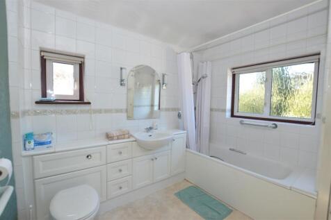 98 Ryecroft Avenue bath.JPG