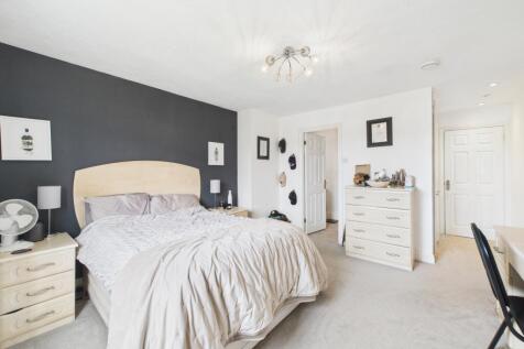 CAM02023G0-PR0126-STILL009