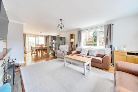 39 Hillside Avenue, Silverstone