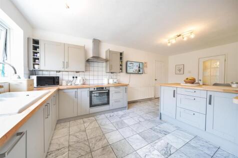 39 Hillside Avenue, Silverstone