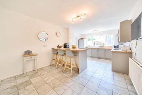 39 Hillside Avenue, Silverstone