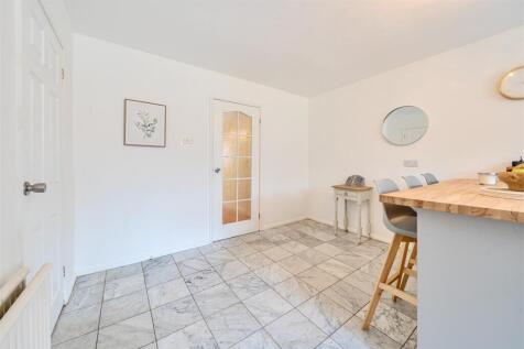 39 Hillside Avenue, Silverstone