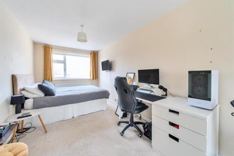 39 Hillside Avenue, Silverstone