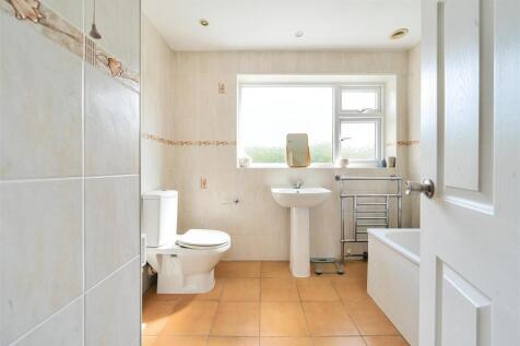 39 Hillside Avenue, Silverstone