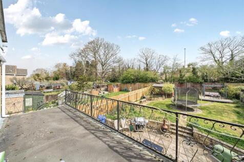39 Hillside Avenue, Silverstone