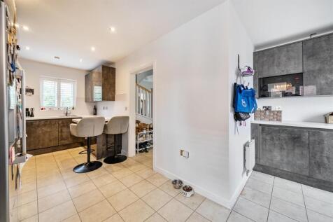 18 Ratcliffe Close, Old Stratford (5).jpg