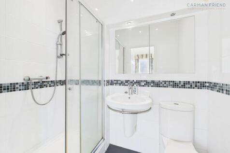 En Suite to Bedroom 1