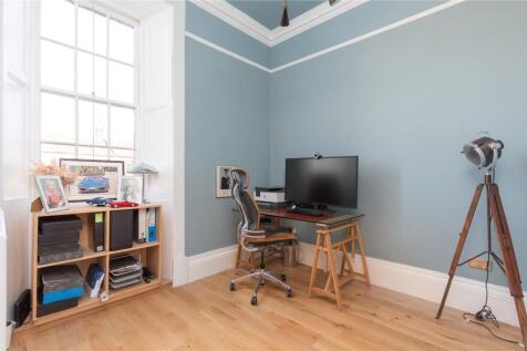 Bedroom / Study