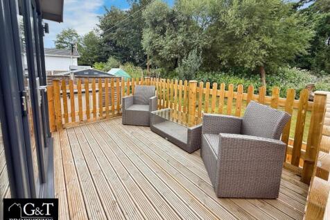 REAR GARDEN/DECKING 