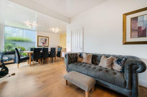 Snug and Dining Area