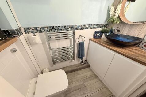 Downstairs WC/Cloakr