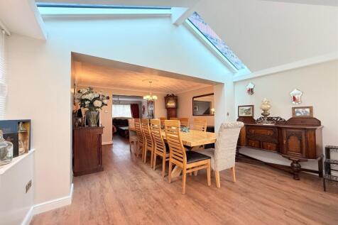 Dining Room and Gard