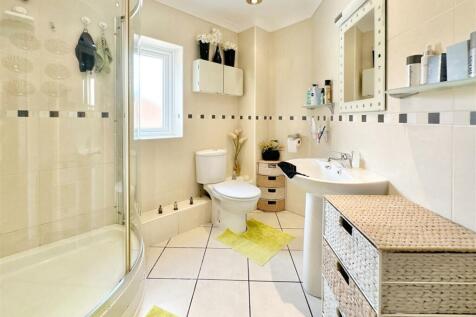Bed 1 en suite.JPG