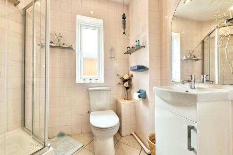 Bedroom 2 en suite.JPG