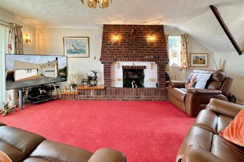Lounge and fire.JPG