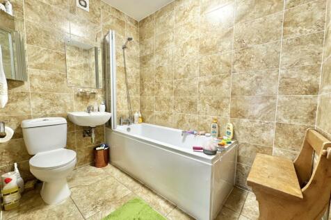 Bedroom 4 Ensuite.jpg