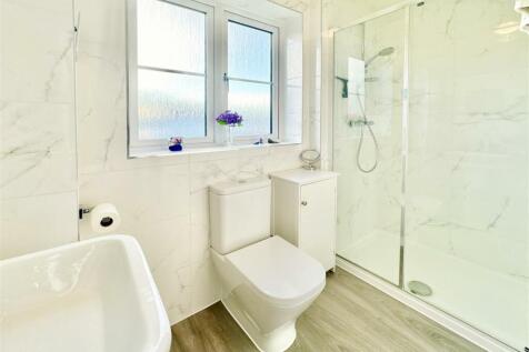 Bedroom 1 En Suite.JPG
