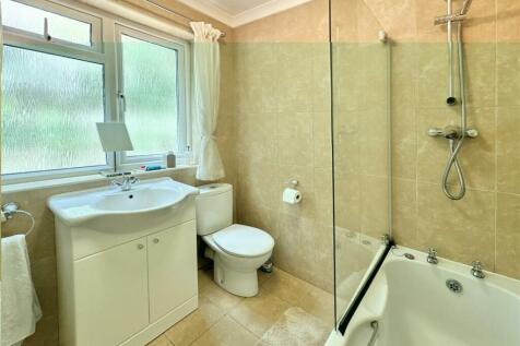 Bathroom.JPG
