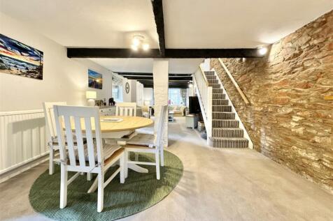 Dining Area.jpg