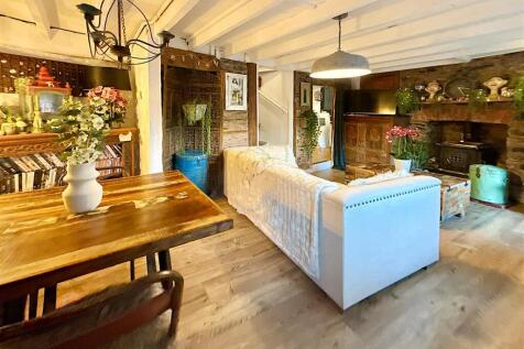 Dining Area Into Lounge.JPG