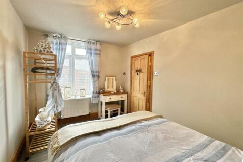 Bedroom 1.jpg