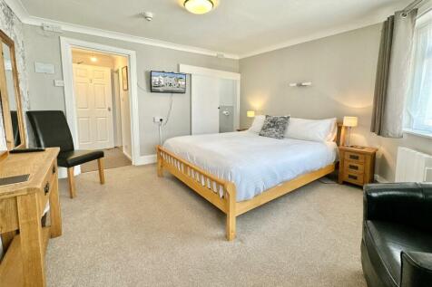 Suite 1 Towards Lounge &amp; En Suite.JPG