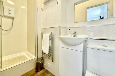 Suite 2 Shower Room.JPG