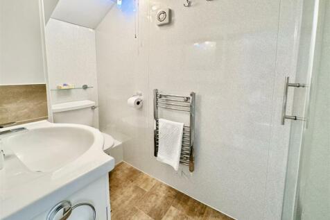 Suite 3 Shower Room.JPG