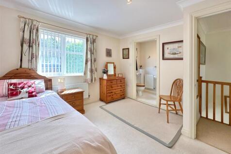 Bed 2 Towards En Suite.JPG