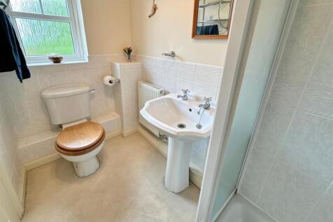 Bed 1 En Suite.JPG
