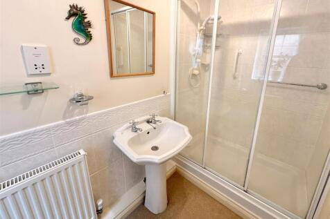 Bed 2 En Suite.JPG