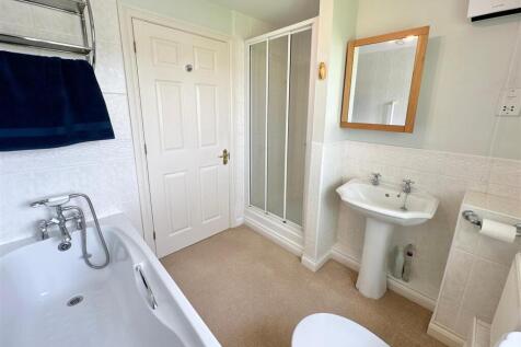 Family Bathroom Towards Shower.JPG