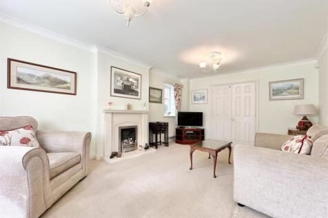 Lounge Towards Dining Room.JPG