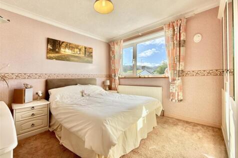 Bedroom 1.jpg