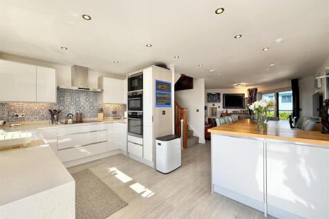 Kitchen Dining Area.jpg