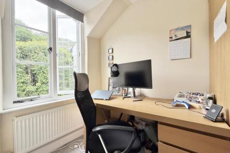 Bed 3 Study Space.jpeg