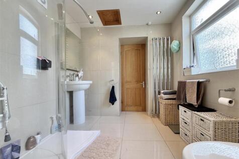 Large Shower Room.jpg