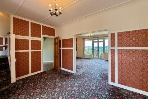 Entrance Hallway To Lounge.JPG