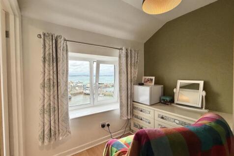 Bedroom 1 Seating Area.jpeg