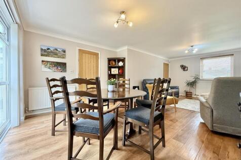 Dining Towards Lounge Area.JPG