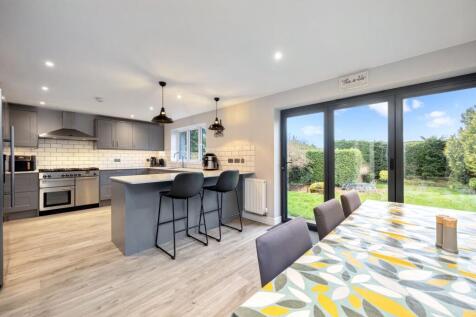 Kitchen / Dining Area