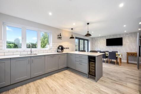 Kitchen / Dining Area