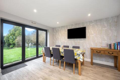 Kitchen / Dining Area