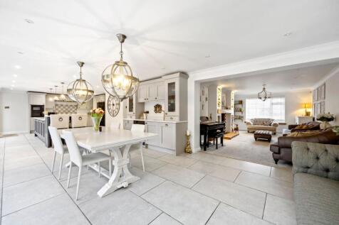 Kitchen / Dining Area