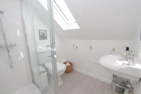 bed 1 ensuite-2.jpg